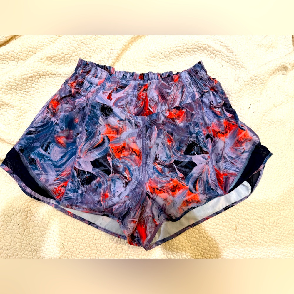 Lululemon women's size 10 Hotty Hot High-Rise Lined Short 2.5"
